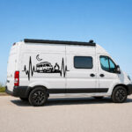 Van de camping en ciel bleu