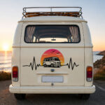 Van vintage au coucher du soleil