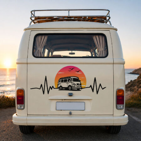 Van vintage au coucher du soleil