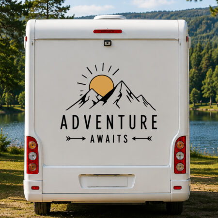 Sticker montagne avec soleil et texte Adventure Awaits sur un véhicule utilitaire