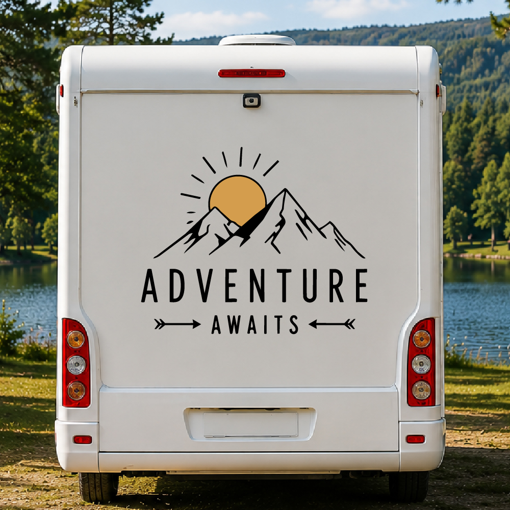 Sticker Adventure Awaits Sticker montagne avec soleil et texte Adventure Awaits sur un véhicule utilitaire