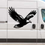 Sticker représentant un aigle en plein vol avec ailes déployées et détails graphiques précis