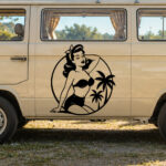 Sticker femme vintage en bikini assise avec palmiers en arrière-plan