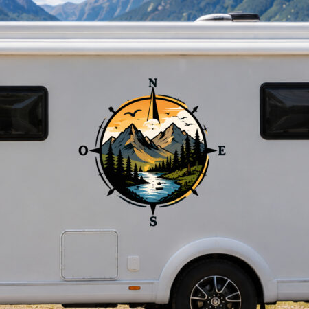 Sticker rond boussole avec montagnes, rivière, forêt et oiseaux en vol