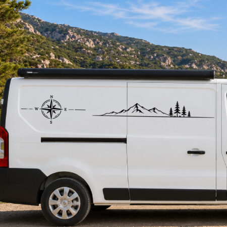 Sticker décoratif représentant une boussole et un paysage montagneux stylisé avec des arbres