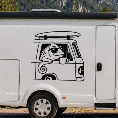 Sticker d'un caméléon avec lunettes tenant une tasse au volant d'un van avec une planche de surf sur le toit