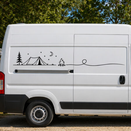 Sticker représentant une tente, un feu de camp, un arbre, des étoiles et un croissant de lune en ligne épurée