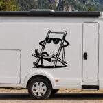 Sticker d'une chaise longue détendue avec lunettes de soleil sur un camping-car