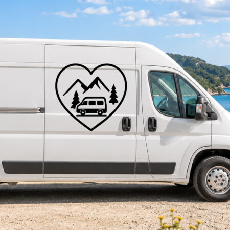 Sticker cœur avec un van entouré de montagnes et d’arbres