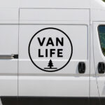 Sticker avec le texte VAN LIFE entouré d'un cercle et un petit arbre en dessous