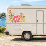 Sticker décoratif floral avec grandes fleurs stylisées et motifs organiques pour véhicule ou van