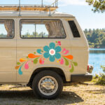 Sticker floral hippie avec une grande fleur centrale entourée de volutes et gouttes décoratives
