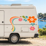 Sticker floral avec grandes fleurs stylisées et lignes ondulées décoratives sur un camping-car