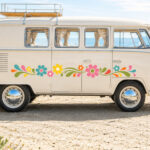 Sticker frise florale avec fleurs stylisées et feuillages en arabesques sur la carrosserie d'un van