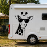Sticker girafe au style humoristique avec lunettes de soleil tirant la langue sur un camping-car