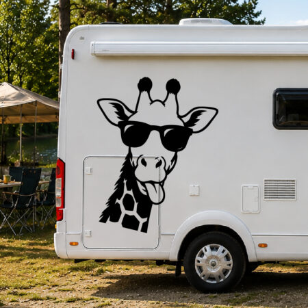 Sticker girafe humoristique avec lunettes de soleil et langue tirée sur van