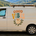 Sticker texte Good Vibes avec une fleur vintage et des feuilles décoratives