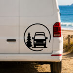 Sticker van stylisé vu de face avec un arbre et un cercle graphique symbolisant l'esprit Van Life