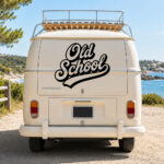 Sticker lettrage cursif Old School sur la porte arrière d'un van vintage