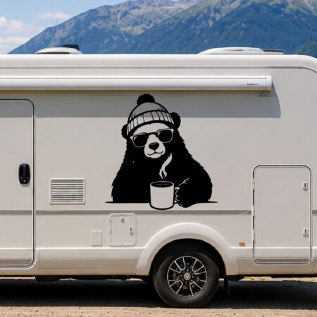 Sticker ours hipster avec bonnet, lunettes et tasse fumante sur un camping-car