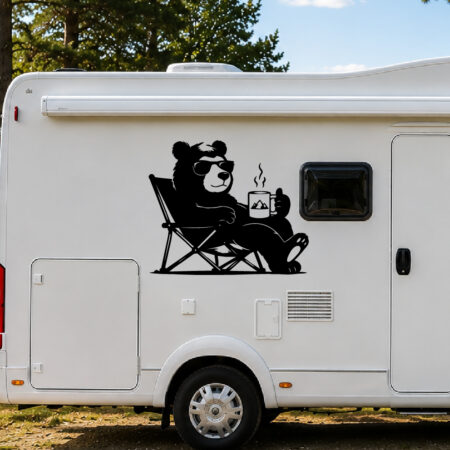 Sticker d'un ours assis dans un fauteuil de camping avec lunettes et tasse fumante, symbole de détente