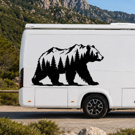Sticker ours en marche avec paysage montagneux et sapins intégrés en style graphique sur véhicule