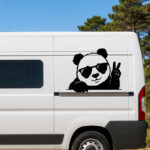 Sticker panda portant des lunettes de soleil et faisant le signe de la paix avec ses doigts sur un véhicule