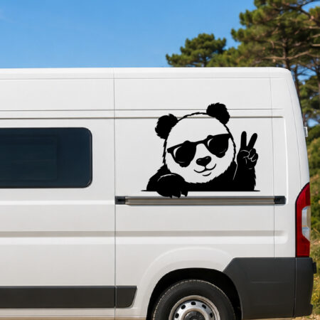 Sticker panda portant des lunettes de soleil et faisant le signe de la paix avec ses doigts sur un véhicule