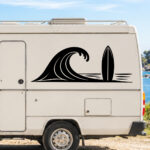 Sticker représentant une vague stylisée et une planche de surf en position verticale