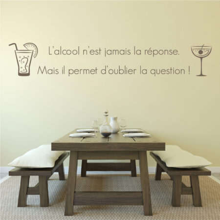 Citation humoristique avec verres à cocktail illustrés de part et d'autre du texte