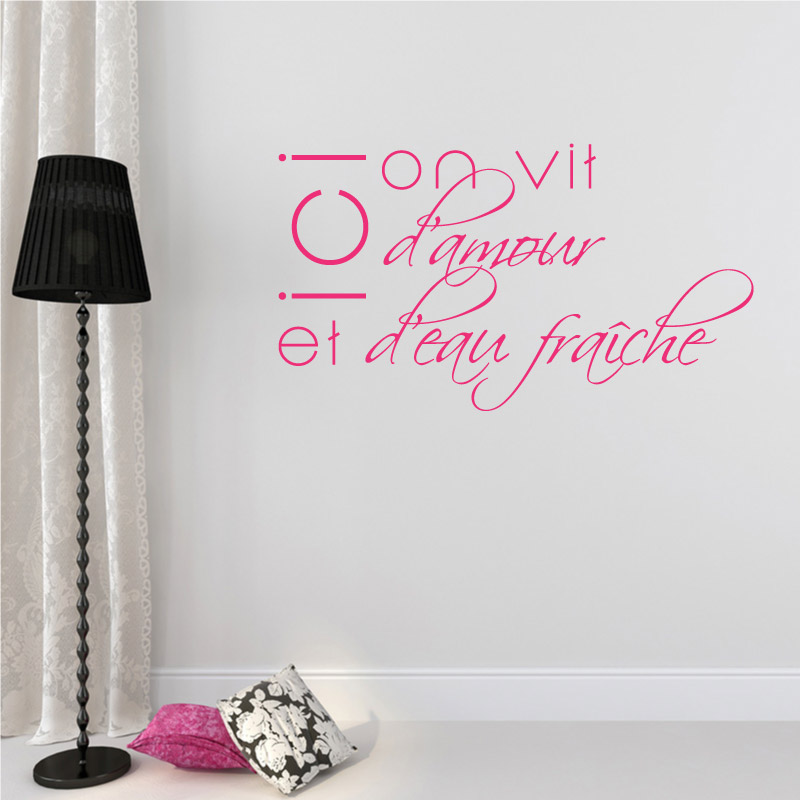 amour eau fraiche001a Sticker mural texte avec le message "Ici on vit d'amour et d'eau fraîche" en typographie fine et cursive