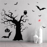 Sticker mural arbre tortueux avec chauves-souris, chouette, citrouille et araignée Halloween