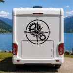 Sticker boussole avec engrenages mécaniques sur l'arrière d'un camping-car