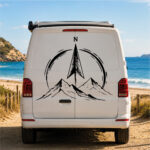 Sticker boussole et montagnes au style graphique avec lignes nettes et formes angulaires