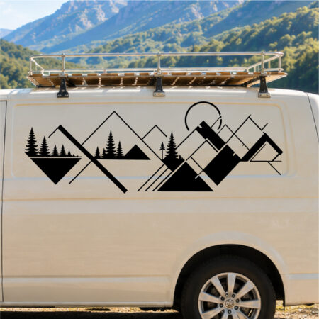 Sticker géométrique représentant montagnes et sapins stylisés sur un véhicule utilitaire