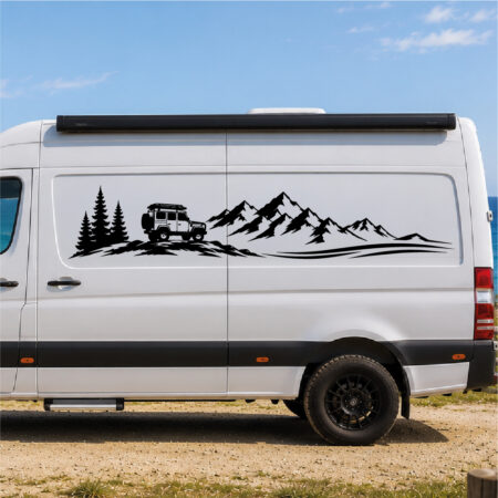 Sticker représentant un véhicule tout-terrain sur un terrain accidenté avec des arbres et des montagnes en arrière-plan