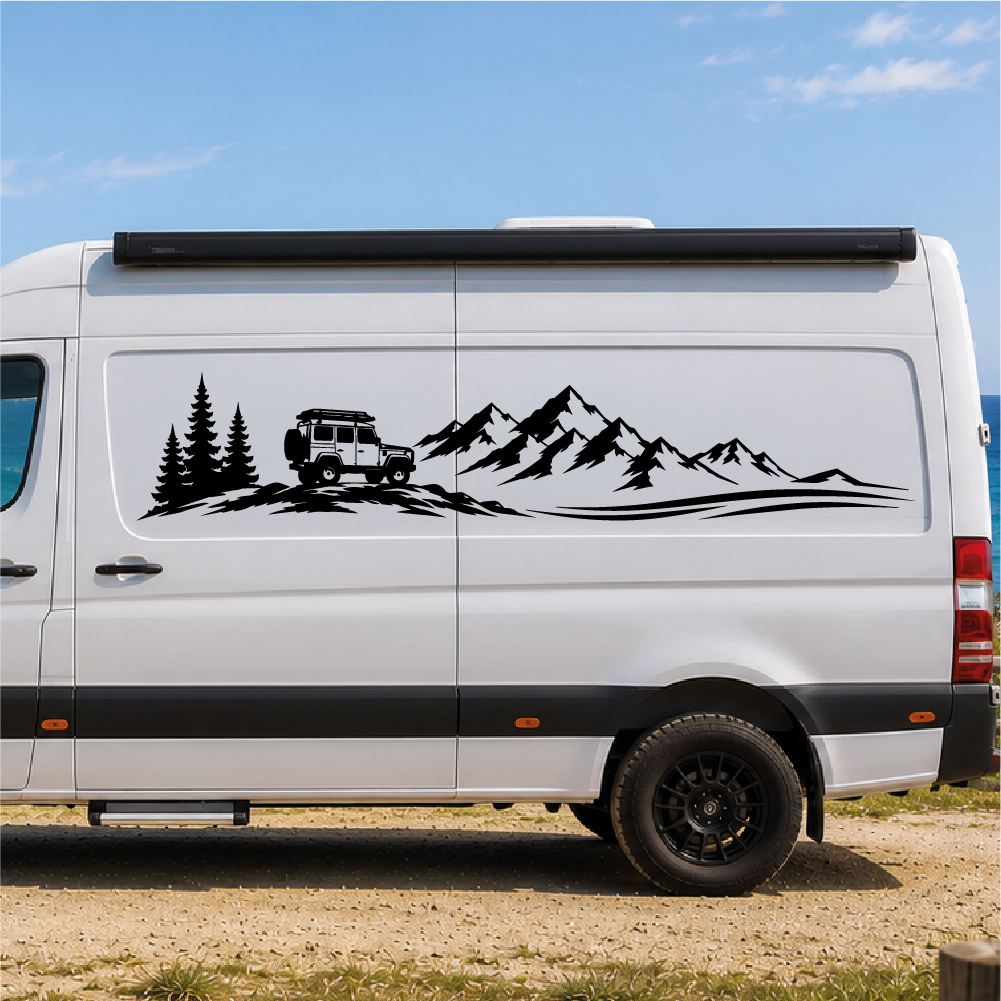Sticker Paysage Montagne et Véhicule Tout Terrain Sticker représentant un véhicule tout-terrain sur un terrain accidenté avec des arbres et des montagnes en arrière-plan
