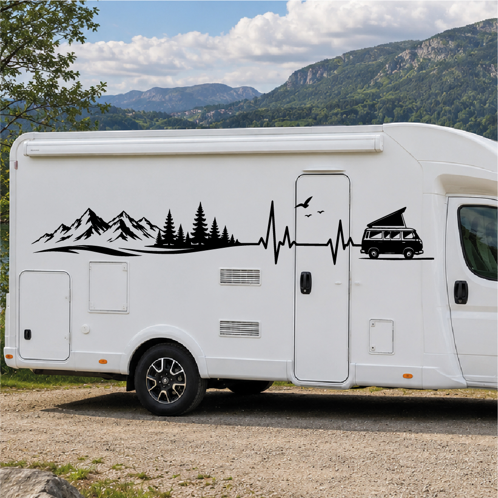 Sticker Paysage Nature et Camping Car Sticker représentant un paysage montagneux avec forêt, une ligne de cœur stylisée et un camping-car sur un véhicule