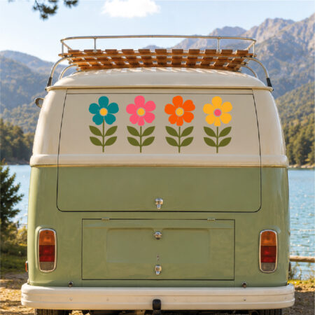Sticker décoratif avec quatre fleurs stylisées alignées sur tiges avec feuilles, motif simple pour véhicule ou van.