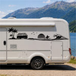 Sticker van vintage avec palmiers, surfeur, vague et soleil couchant en style graphique