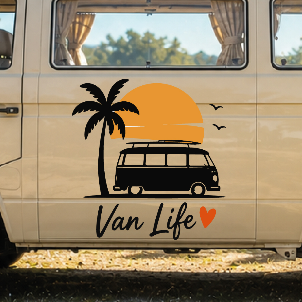 Sticker van Life Coucher de Soleil Sticker van vintage avec palmier, soleil couchant, oiseaux et texte Van Life sur porte de véhicule