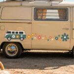 Sticker van vintage accompagné d'une traînée de fleurs stylisées en cascade
