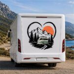 Sticker van vintage entouré de montagnes, sapins, cœur et soleil couchant