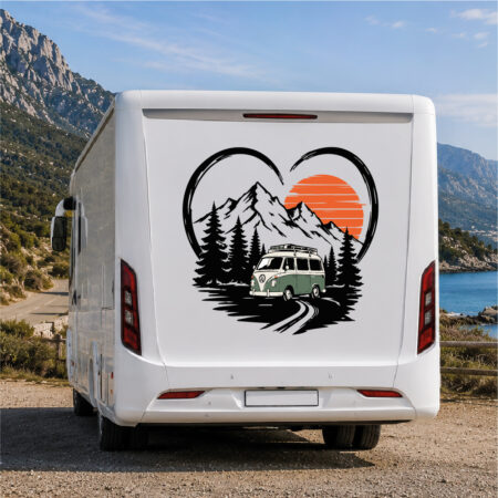 Sticker van vintage entouré de montagnes, sapins, cœur et soleil couchant