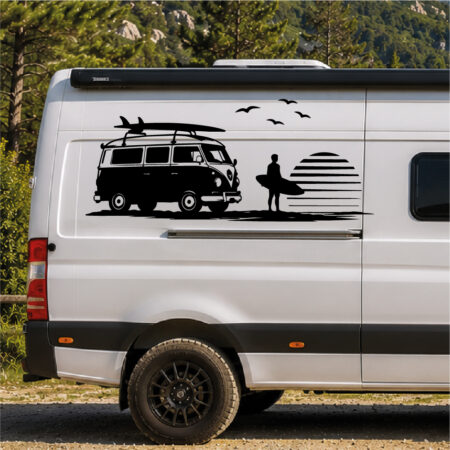 Sticker van vintage avec planche de surf, surfeur, coucher de soleil stylisé et oiseaux en vol