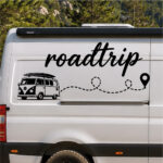 Sticker van vintage avec texte roadtrip et ligne pointillée menant à un repère géographique