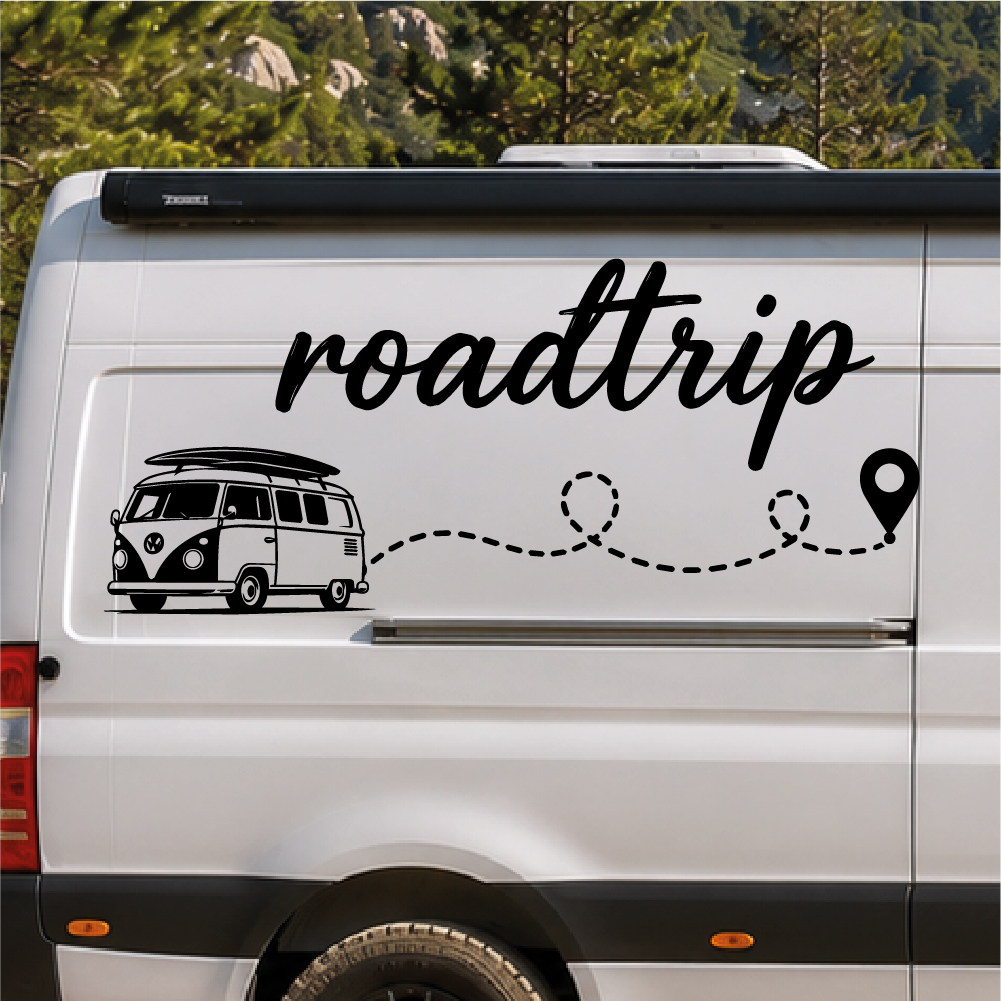 Sticker Van Vintage Roadtrip Sticker van vintage avec texte roadtrip et ligne pointillée menant à un repère géographique