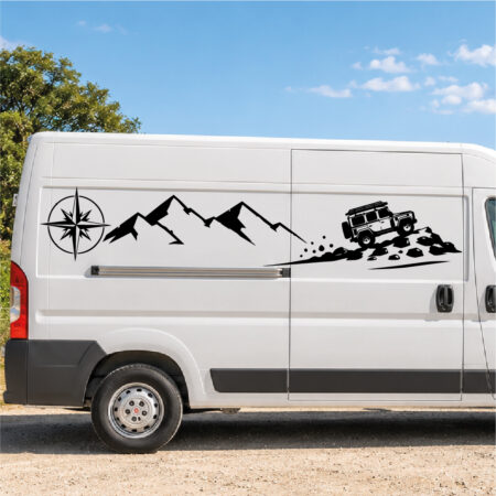 Sticker véhicule montrant un 4x4 gravissant un terrain rocheux avec une chaine de montagnes et une rose des vents