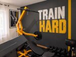 Salle de sport anthracite et jaune